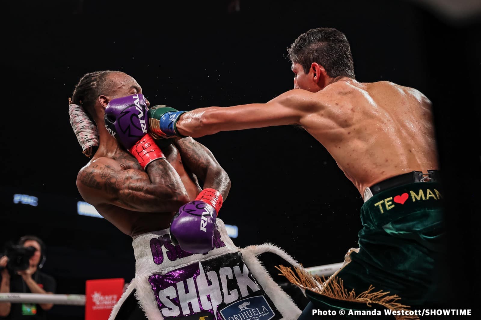 Foster beats Vargas to claim vacant WBC 130-lb title