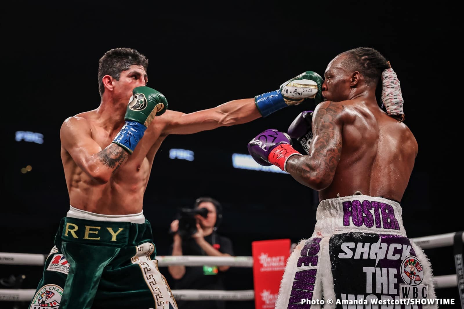Foster beats Vargas to claim vacant WBC 130-lb title