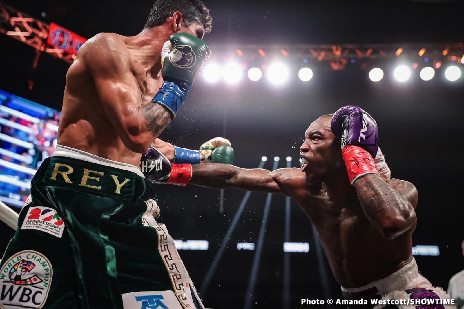 Foster beats Vargas to claim vacant WBC 130-lb title