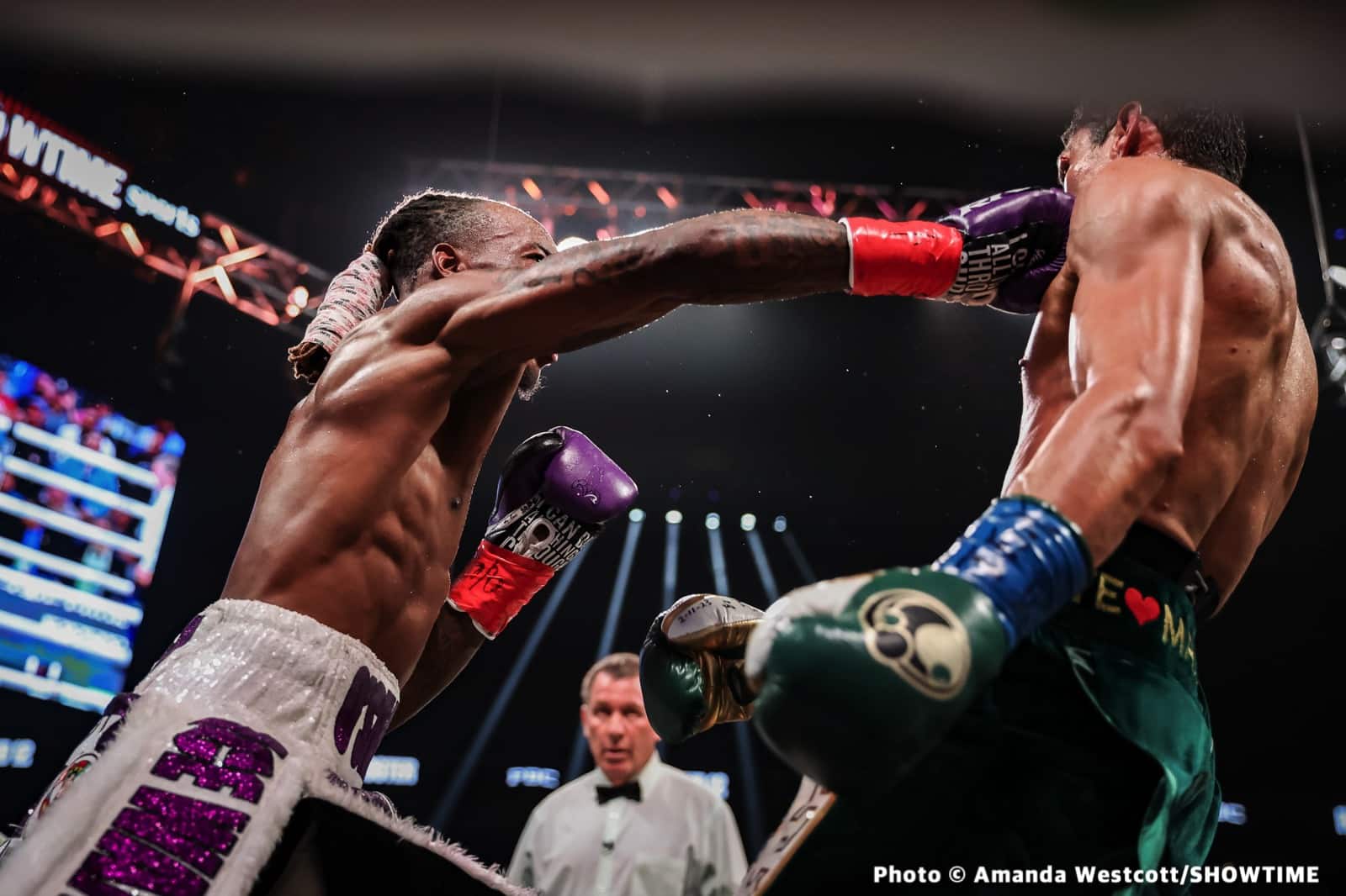 Foster beats Vargas to claim vacant WBC 130-lb title