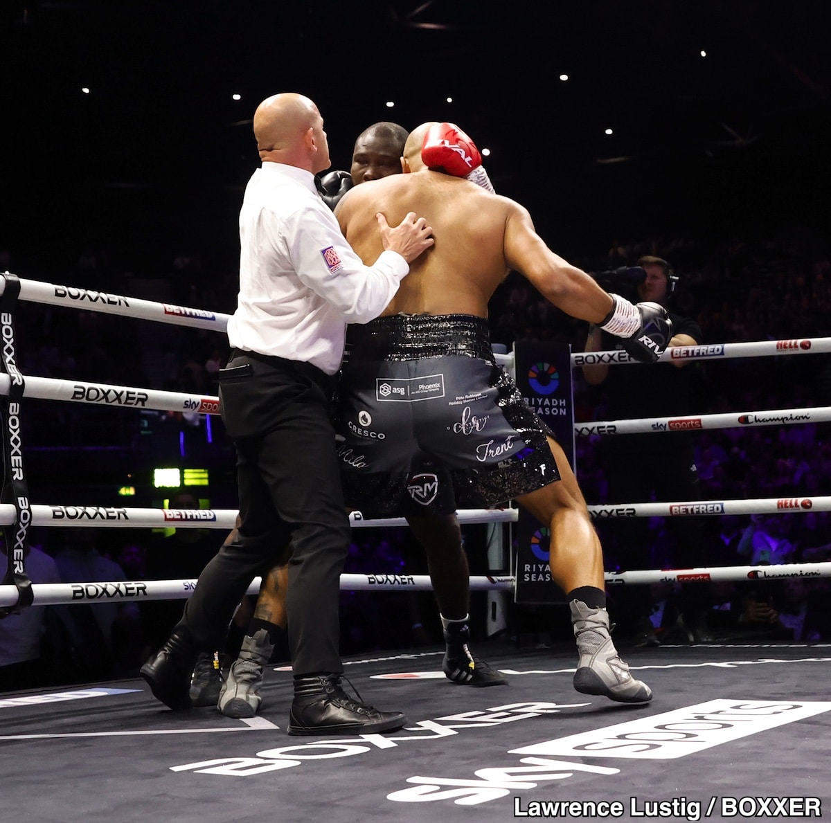 Frazer Clarke Obliterates Tetteh – Chaos Breaks Out As Tetteh Grabs Referee After KO Loss
