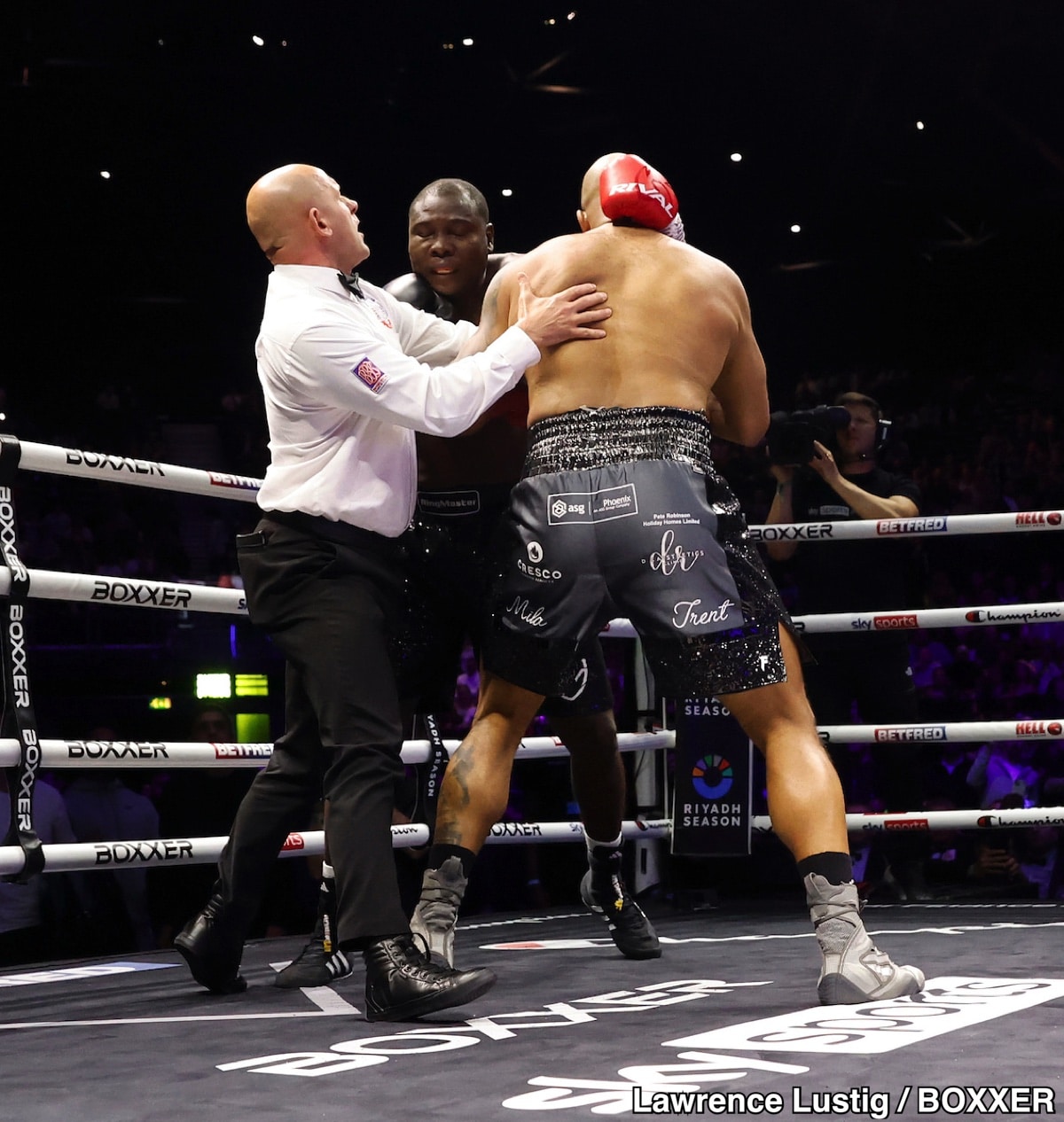 Frazer Clarke Obliterates Tetteh – Chaos Breaks Out As Tetteh Grabs Referee After KO Loss