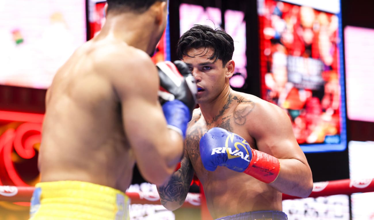 De La Hoya Rejects Romero Rematch for Garcia, Eyes Teofimo Lopez