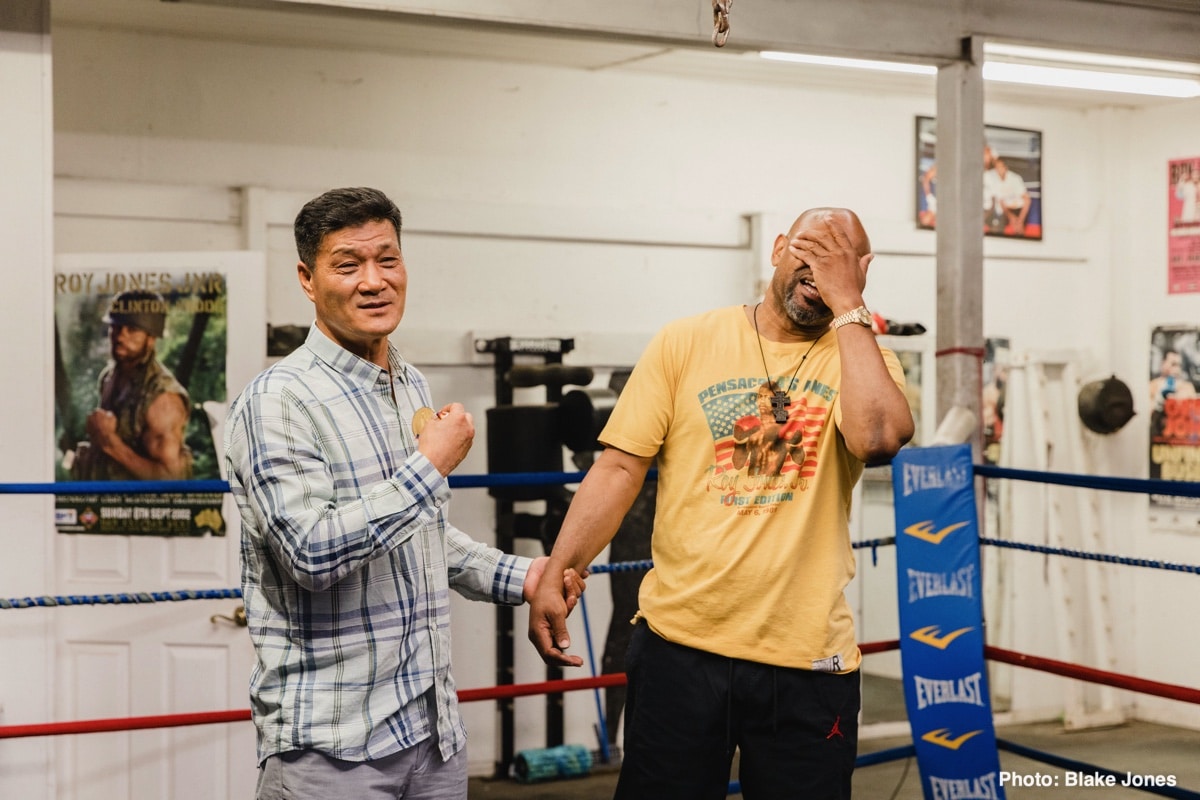 Park Si Hun Returns Olympic Gold Medal to Roy Jones Jr. After 35 Years