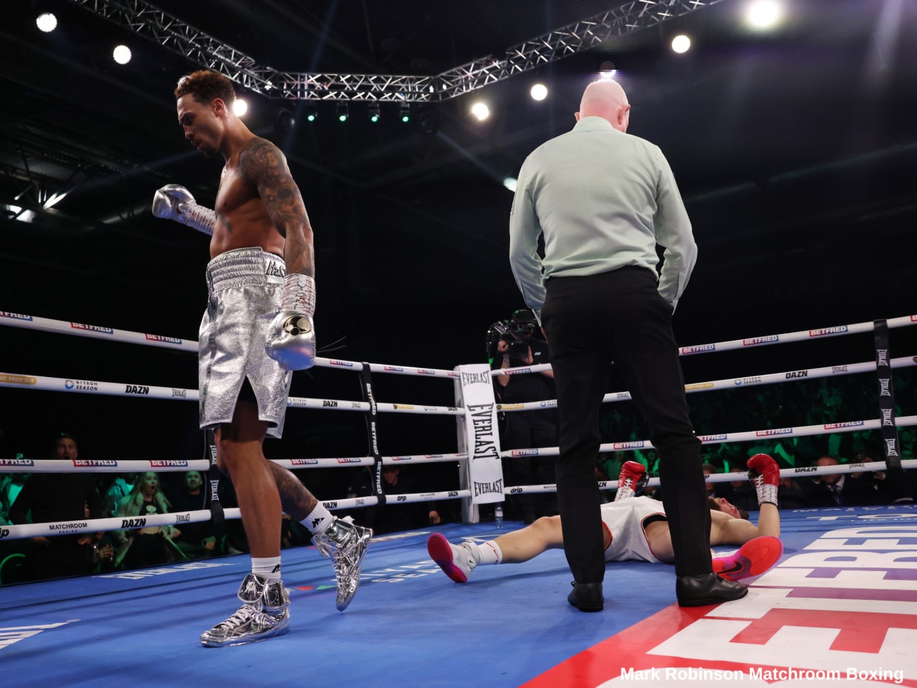 2020 Olympic silver medalist Ben Whittaker destroys Benjamin Gavazi in the first round